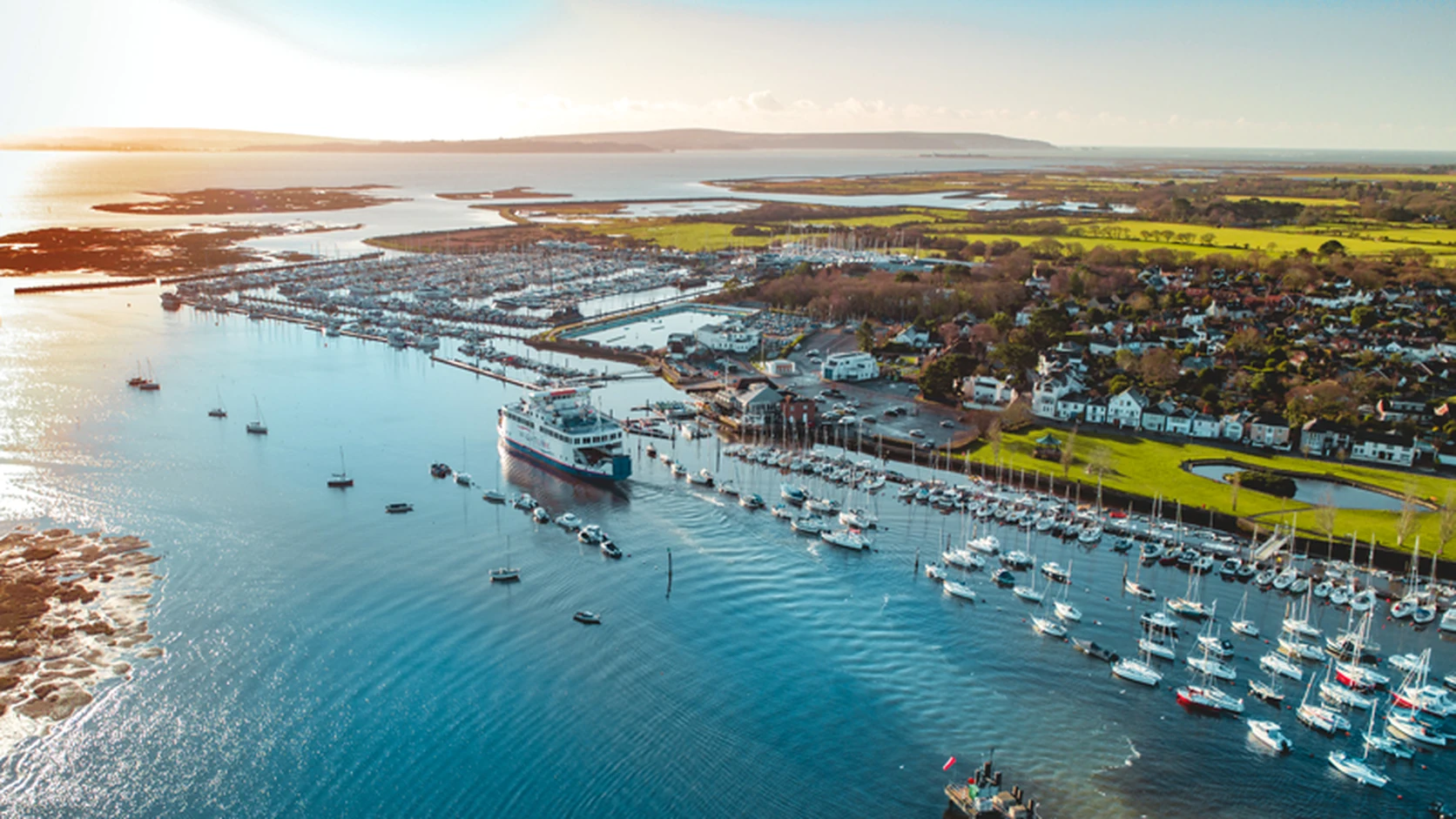 Wightlink πλοίο αναχωρώντας Lymington μέσω το Νέα Forest ακτή